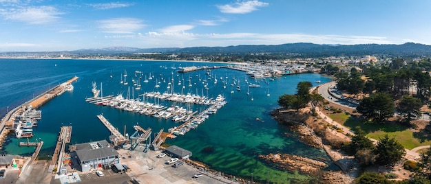 Bella vista aérea de la ciudad de Monterey en California