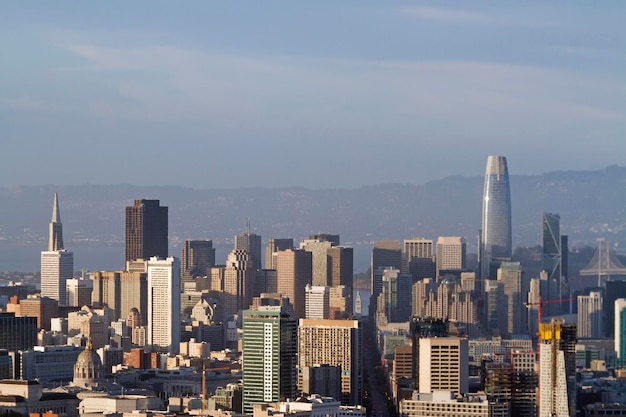 Bella vista aérea del paisaje urbano de San Francisco durante el día en California, EE.UU.