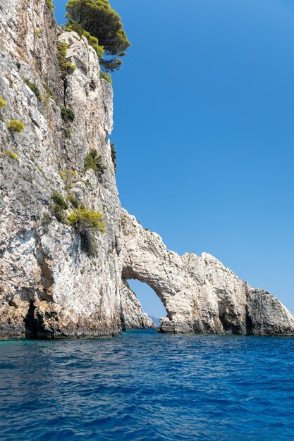 Bella vista del arco rocoso en el mar