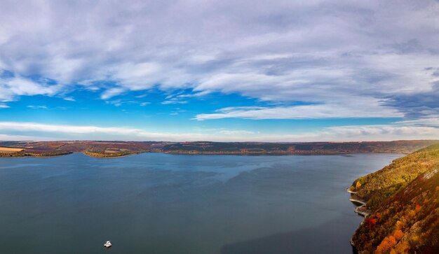 Foto bella vista de la bahía de bakota en el río dniéster en un día de otoño