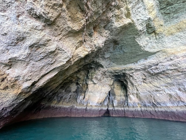 Bella vista de la cueva de Benagil en Carvoeiro Algarve Portugal Concepto de viaje vista desde el barco