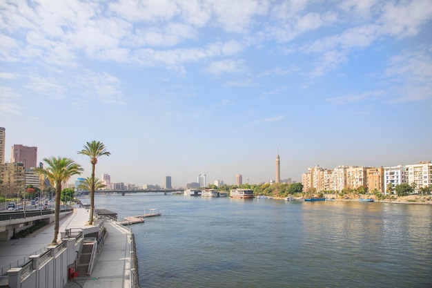 Bella vista de los edificios en el paseo marítimo de El Cairo, Egipto