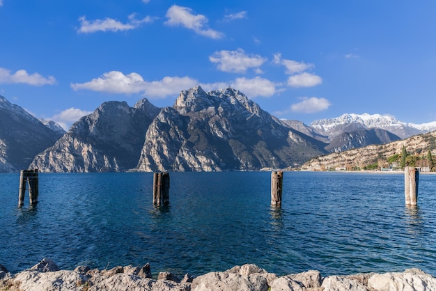 Bella vista del lago de Garda con aguas azules claras y las cimas de las montañas alpinas