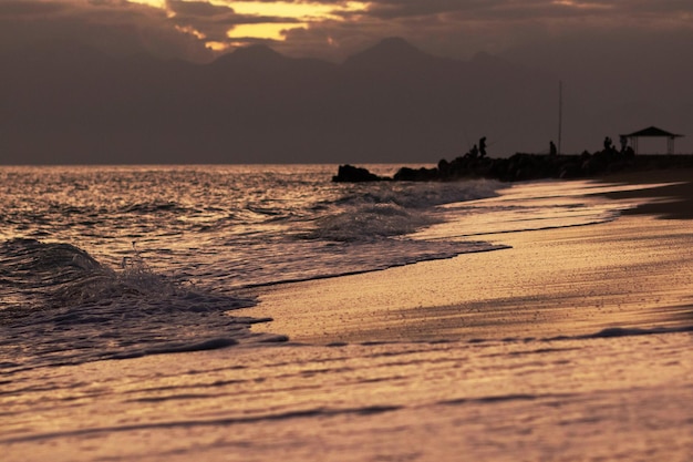 Bella vista del mar y las montañas al atardecer