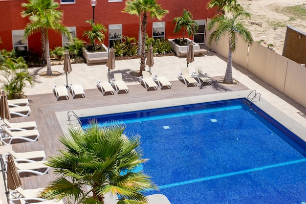 Bella vista de una piscina y un patio desde el balcón de la casa