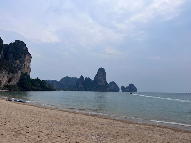 Bella vista de la playa y la costa de Railay en la provincia de Krabi, Tailandia