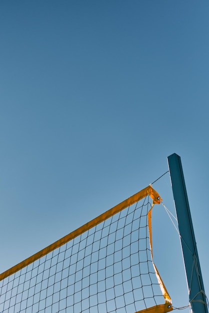 Bella vista de una red de voleibol con fondo de cielo azul