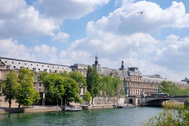 Bella vista del río en el centro de la ciudad