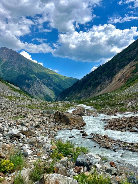 Bella vista del valle de la montaña y el río