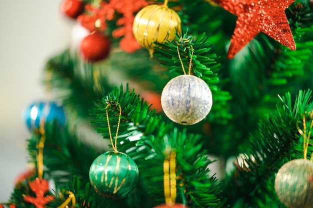 Bellamente decorado de Navidad interior de la casa de fondo bokeh con un árbol de Navidad