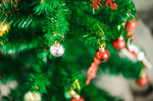 Bellamente decorado de Navidad interior de la casa de fondo bokeh con un árbol de Navidad