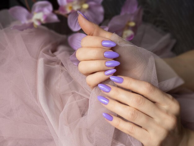 Bellas manos femeninas elegantes con manicura francesa