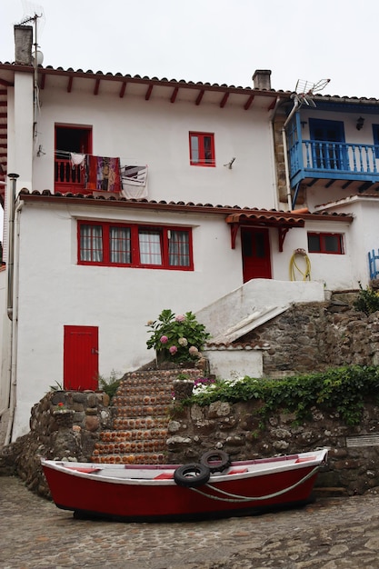 Foto bellas y pintorescas calles del pueblo de tazones en asturias