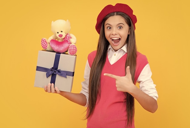 Belleza adolescente ir de compras interpolación y jóvenes comprar un regalo feliz jovencita francesa señalando con el dedo