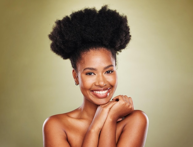 Belleza afro de mujer negra y sonrisa para cosméticos o maquillaje para el cuidado de la piel contra un fondo de estudio Retrato de rostro femenino afroamericano sonriendo con dientes satisfechos por el tratamiento de la piel facial