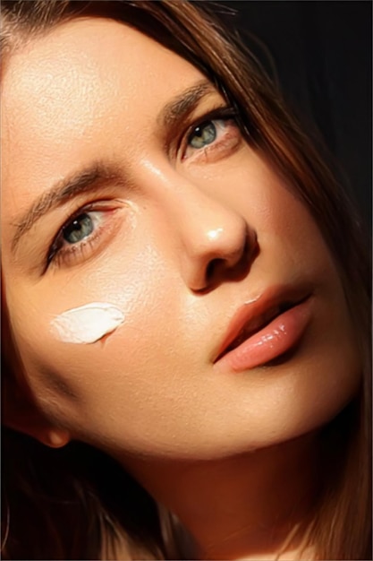 Belleza bronceador spf y cosméticos para el cuidado de la piel modelo cara retrato mujer con crema hidratante producto de protección solar o loción bronceadora en la mejilla cuidado facial y de la piel de lujo