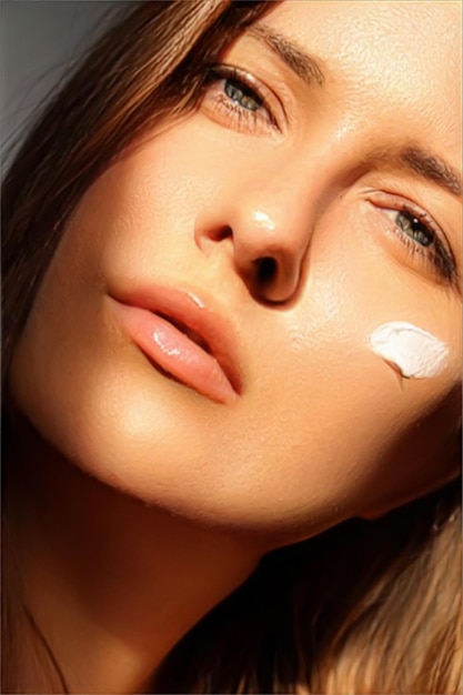 Belleza bronceador spf y cosméticos para el cuidado de la piel modelo cara retrato mujer con crema hidratante producto de protección solar o loción bronceadora en la mejilla cuidado facial y de la piel de lujo