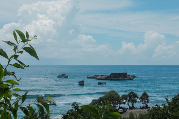 La belleza de Buyutan Beach Pacitan con mar azul y fuertes olas Hermosa vista para disfrutar de vacaciones y tiempo libre