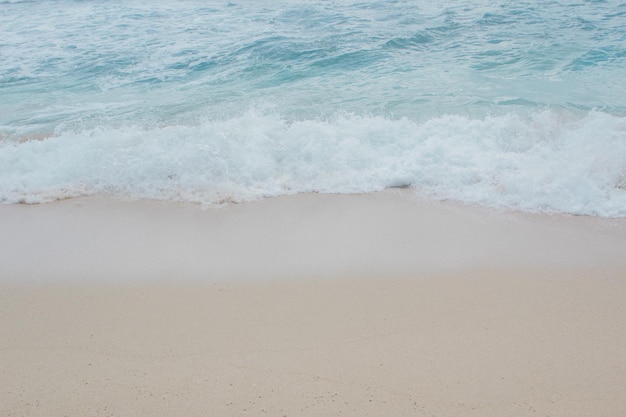 La belleza de Buyutan Beach Pacitan con mar azul y fuertes olas Hermosa vista para disfrutar de vacaciones y tiempo libre