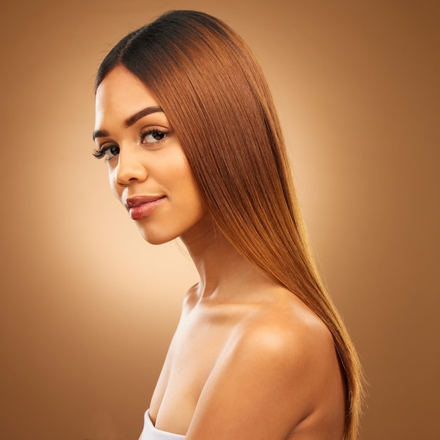 Foto belleza de cabello castaño y retrato de mujer en estudio para crecimiento y brillo de color o textura saludable modelo femenino estético para cuidado del cabello maquillaje natural y peluquería o salón sobre fondo degradado