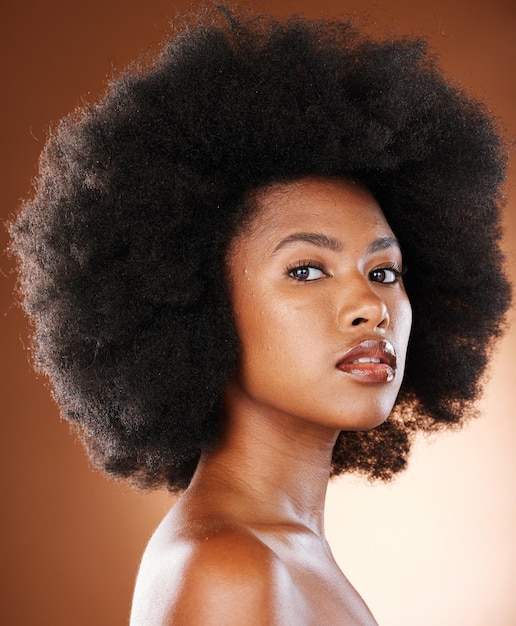 Belleza de cabello natural y mujer negra en retrato de estudio con cosméticos y maquillaje mínimo para salón de bienestar dermatológico y peluquería Modelo afro africano joven cara tiro en la cabeza y crecimiento del cuidado del cabello