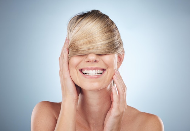 Belleza de la cara de la cubierta del cabello y mujer en estudio aislado en un fondo gris Máscara de cuidado del cabello de textura y modelo femenino feliz y satisfecha después del tratamiento de salón de lujo para el peinado y el crecimiento de balayage