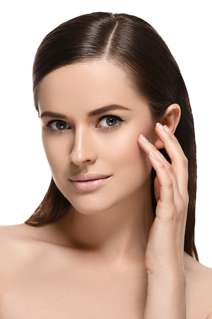 Belleza cara mujer piel sana concepto spa cosmético modelo femenino hermoso concepto de cuidado de la piel sana retrato con la mano