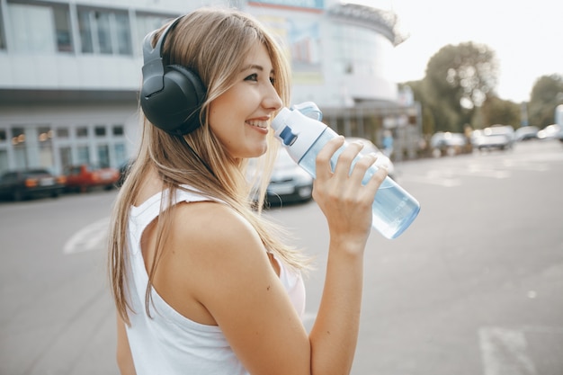 Belleza de la cara del ocio femenino positivo