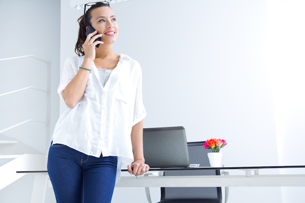 belleza charla de una bonita teléfono inteligente