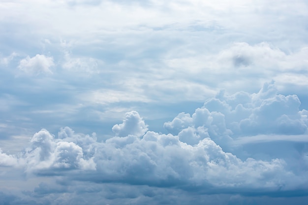 La belleza del cielo y la lluvia se nublan durante el día.