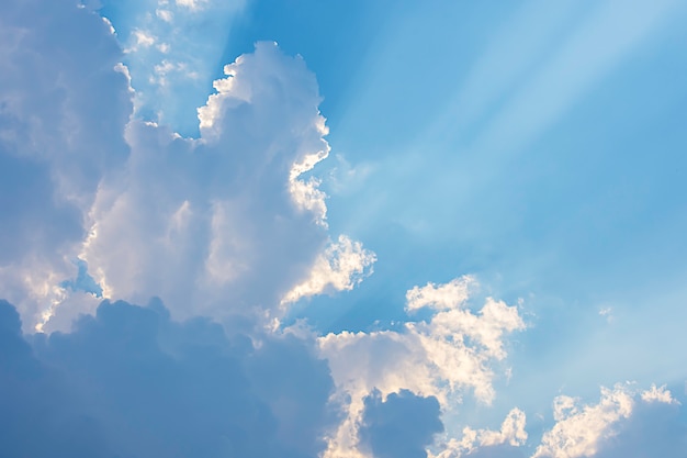 La belleza del cielo con nubes y el sol.