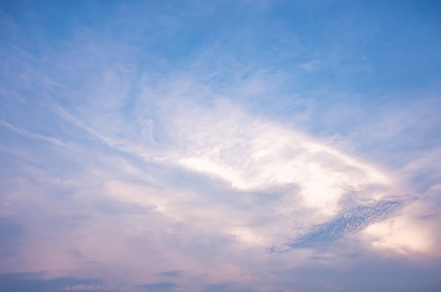 La belleza del cielo con nubes y el sol.