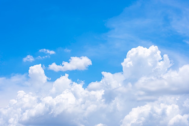 La belleza del cielo con nubes y el sol.