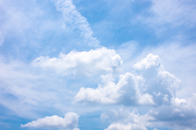 La belleza del cielo con nubes y el sol.