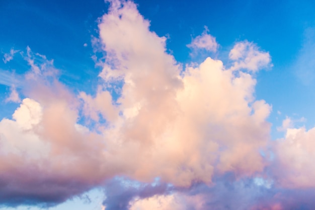 belleza colorida del cielo con nubes en la noche