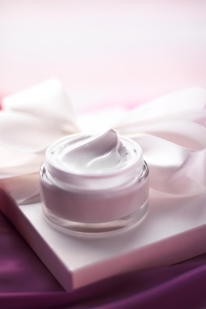 Foto belleza crema facial crema hidratante para la piel spa de lujo cosmético y producto natural para el cuidado de la piel y regalo navideño en seda púrpura