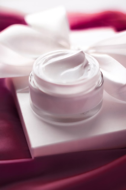 Belleza crema facial crema hidratante para la piel spa de lujo cosmético y producto natural para el cuidado de la piel y regalo navideño en seda roja