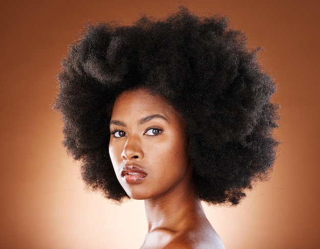 Belleza cuidado del cabello afro y retrato de mujer negra con cabello limpio y saludable cuidado de la piel facial resplandor y maquillaje Salón de spa bienestar cuidado de la salud y rostro de modelo africano estético con cosméticos radiantes