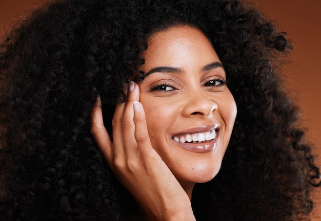 Belleza para el cuidado del cabello y mujer negra con maquillaje natural, cosméticos y cuidado de la piel en el estudio para el bienestar, brillo saludable y promoción de la cara Amor propio cosmético y modelo joven con un retrato de brillo facial