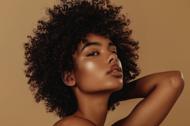 Belleza y cuidado del cabello rizado corto para mujeres negras en el estudio
