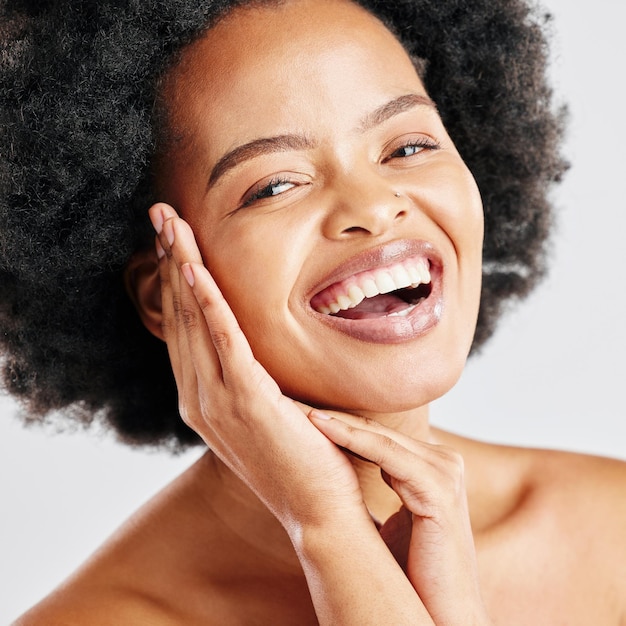 Belleza para el cuidado de la piel y retrato de una mujer negra con cosméticos dermatológicos o maquillaje natural Primer plano y rostro de una feliz modelo africana en el estudio para el brillo facial, el amor propio y el tacto suave