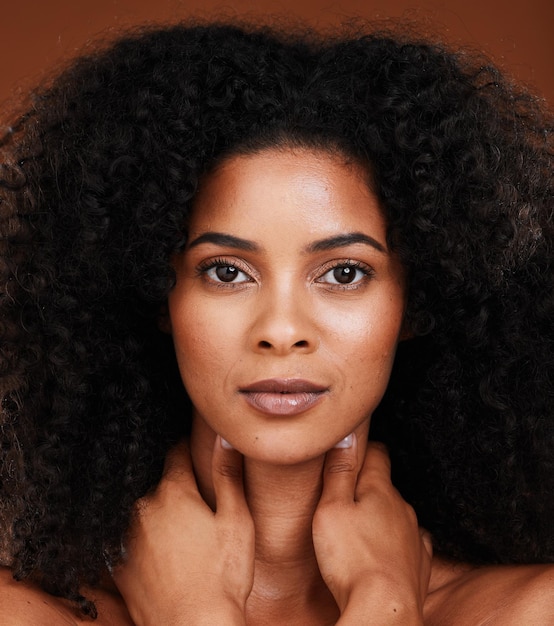 Belleza para el cuidado de la piel y retrato de una mujer negra en un estudio para un tratamiento natural, orgánico y saludable de la piel Bienestar de la salud y tiro en la cabeza de una mujer africana con una rutina facial de fondo marrón