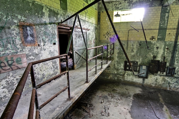 La belleza en decadencia del interior abandonado del almacén del hospital de Lima