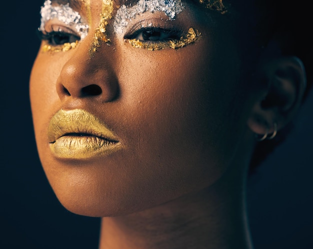 Belleza dorada y cara con mujer negra y maquillaje en estudio para cosméticos de lujo y orgullo africano Creatividad natural y diosa con modelo femenino en segundo plano para reina bronce y glamour