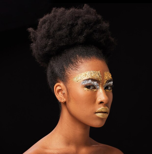 Belleza dorada y glamour con mujer negra y maquillaje en estudio para cosméticos de lujo y orgullo africano Creatividad natural y diosa con modelo femenino en segundo plano para reina bronce y brillo