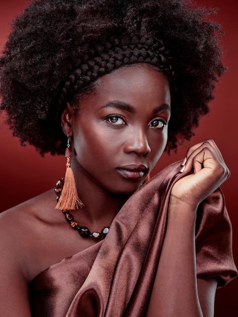 La belleza es una actitud Retrato recortado de una bella joven posando sobre un fondo rojo