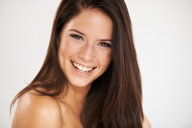 La belleza es poder, una sonrisa es su espada Captura recortada de una hermosa morena