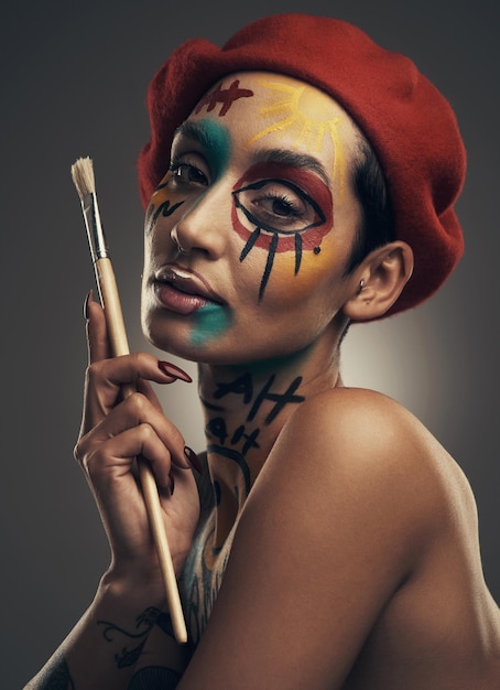 La belleza está dentro de ti Foto de estudio de una mujer joven posando con pintura en la cara sobre un fondo gris