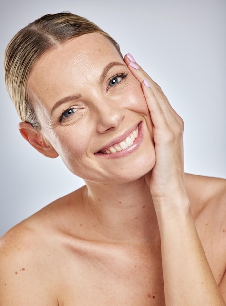 Belleza facial y cuidado de la piel con mujer y brillo con piel sana facial y tratamiento con cosmética natural Bienestar de lujo y retrato con sonrisa desnuda y autocuidado contra el fondo del estudio