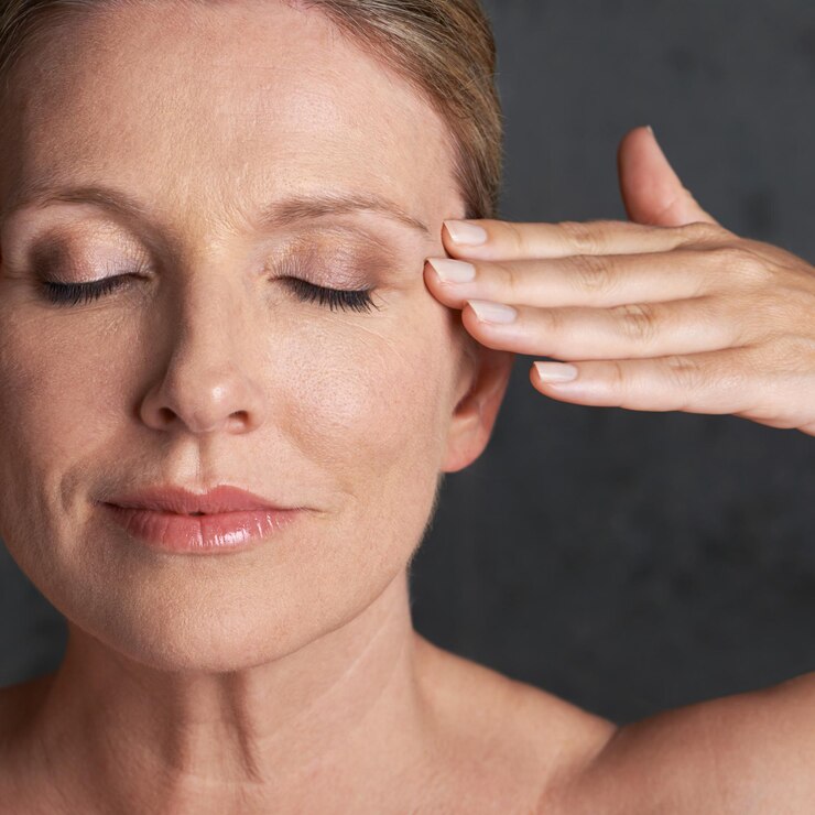 Foto belleza facial y dermatología con mujer madura en estudio sobre fondo gris para bienestar estético cuidado facial y cuidado personal con piel natural persona en spa para cosméticos o tratamiento antienvejecimiento